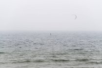 Португалия, кайт-серфер на море — стоковое фото