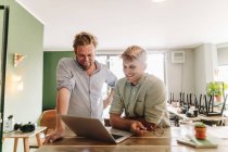 Partner commerciali che hanno un incontro nella loro nuova società start-up — Foto stock