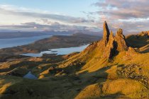 UK, Scotland, Inner Hebrides, Isle of Skye, Trotternish, morning mood at Loch Leathan and The Storr — Stock Photo
