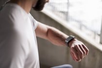 Sportler checkt die Zeit auf der Smartwatch — Stock Photo