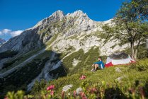 Австрія, Тіроль, мандрівник з перервою, сидячи на траві в наметі — стокове фото