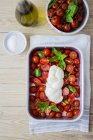 Comida italiana, caprese, mozzarella y tomates y albahaca - foto de stock