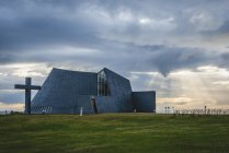 Islândia, Bloenduos, igreja paroquial moderna — Fotografia de Stock