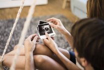 Пара глядя на ультразвуковые снимки дома — стоковое фото