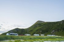 Campistas y caravanas en camping en el norte de Noruega - foto de stock