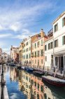 Itália, Veneza, beco e barcos no canal — Fotografia de Stock