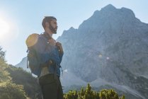 Austria, Tirolo, Escursionista con zaino escursioni in montagna — Foto stock