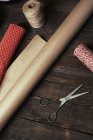 Materiale da imballaggio su legno scuro — Foto stock