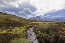 Regno Unito, Scozia, Ebridi Interne, Isola di Skye, Allt Dubh River e vetta del Glamaig — Foto stock