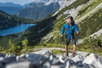 Austria, Tirolo, Giovani escursioni in montagna sul lago di Seebensee — Foto stock
