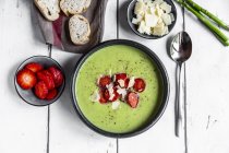 Zuppa di crema di asparagi verdi con fragole, parmigiano e baguette — Foto stock