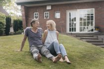 Felice coppia matura seduta nel giardino di casa — Foto stock
