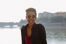Itália, Verona, retrato de jovem rindo usando óculos de sol — Fotografia de Stock