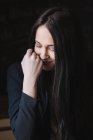 Портрет усміхненої довгошерстої молодої жінки — стокове фото