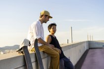 Due giovani uomini che riposano accanto a skateboard a muro — Foto stock
