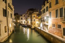 Італія, Венеція, канал і будинків вночі — стокове фото