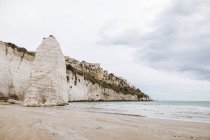 Italie, Pouilles, Vieste, Scialara plage avec rocher Pizzomuno — Photo de stock