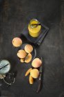 Фруктовий коктейль і інгредієнти, яблука, абрикоси, манго над помаранчевим — стокове фото