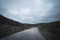 Noruega, Lapônia, Cabo do Norte, Estrada sinuosa pelas colinas — Fotografia de Stock
