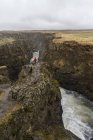 Island, nördlich von Island, Wanderer mit Blick auf Schlucht — Stockfoto