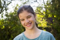 Portrait of smiling girl in the garden — Stock Photo