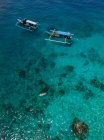 Indonésia, Bali, Vista aérea da Lagoa Azul, snorkeler e barcos banca — Fotografia de Stock