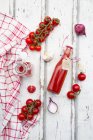 Ketchup di pomodoro fatto in casa e ingredienti — Foto stock