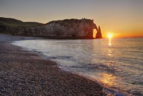 Francia, Normandia, Costa d'Albatre, costa rocciosa dell'Etretat al tramonto — Foto stock