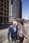 Joyeux couple d'âge mûr marchant en ville — Photo de stock