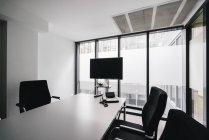 Sala de conferências vazia com tela plana no escritório — Stock Photo