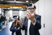 Підприємницьких і бізнеследі в високотехнологічних підприємств, використання VR окуляри — стокове фото