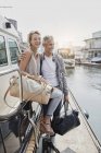 Uomo e giovane donna con differenza di età ridendo accanto allo yacht — Foto stock