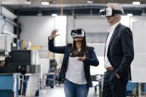 Les gens d'affaires dans les entreprises de haute technologie, en utilisant des lunettes VR — Photo de stock