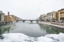 Italien, Florenz, Blick auf Ponte Santa Trinita im Winter — Stockfoto