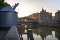 Alemania, Hamburgo, Old Warehouse District y Zollkanal por la mañana - foto de stock