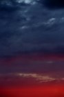 Wolkenlandschaft beim farbenfrohen Sonnenuntergang — Stockfoto