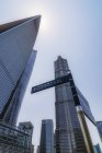 China, Xangai, Lujiazui, arranha-céus e poste no distrito financeiro — Fotografia de Stock