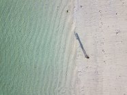 Indonesia, Bali, Veduta aerea della spiaggia di Karma Kandara, donna in piedi sulla spiaggia — Foto stock