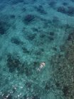 Indonésia, Bali, Vista aérea da Lagoa Azul, snorkeler — Fotografia de Stock