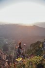 Suíça, Grosser Mythen, jovem em uma viagem de caminhada sentada em uma rocha ao nascer do sol — Fotografia de Stock