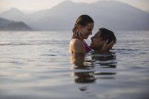 Felice affettuosa giovane coppia in un lago — Foto stock