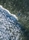 Индонезия, Бали, Кедру, два серфера в океане — стоковое фото