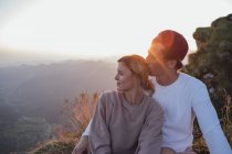Suíça, Grosser Mythen, jovem casal em uma viagem de caminhada tendo uma pausa ao nascer do sol — Fotografia de Stock