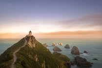 Nouvelle-Zélande, Île du Sud, Otago, Phare de Nugget Point au coucher du soleil — Photo de stock