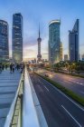 Cina, Shanghai, Lujiazui, skyline di all'ora blu — Foto stock