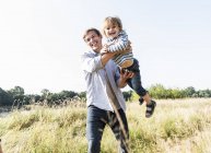 Vater und Sohn amüsieren sich an einem Sommertag in der Natur — Stockfoto