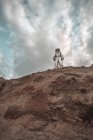 Spaceman in piedi sul pendio del pianeta senza nome — Foto stock