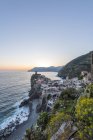 Italia, Liguria, La Spezia, Parque Nacional Cinque Terre, Vernazza en la luz de la noche - foto de stock