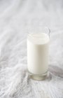 Primer plano del vaso de leche - foto de stock