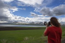 Georgia, Ktsia Tabatskuri Reserve, Photographer making pictures og Tabatskuri Lake — стокове фото
